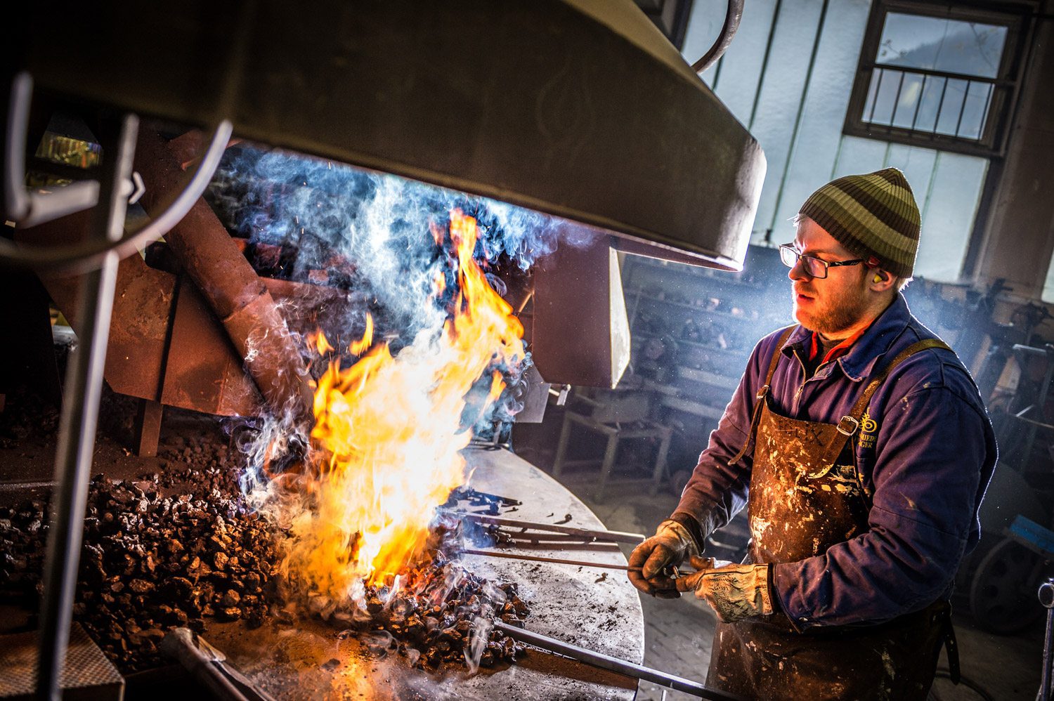 Schmied bei offenem Feuer, Traumseher, Salzburger Nachrichten, Portraitfotografie, Lorenz Masser