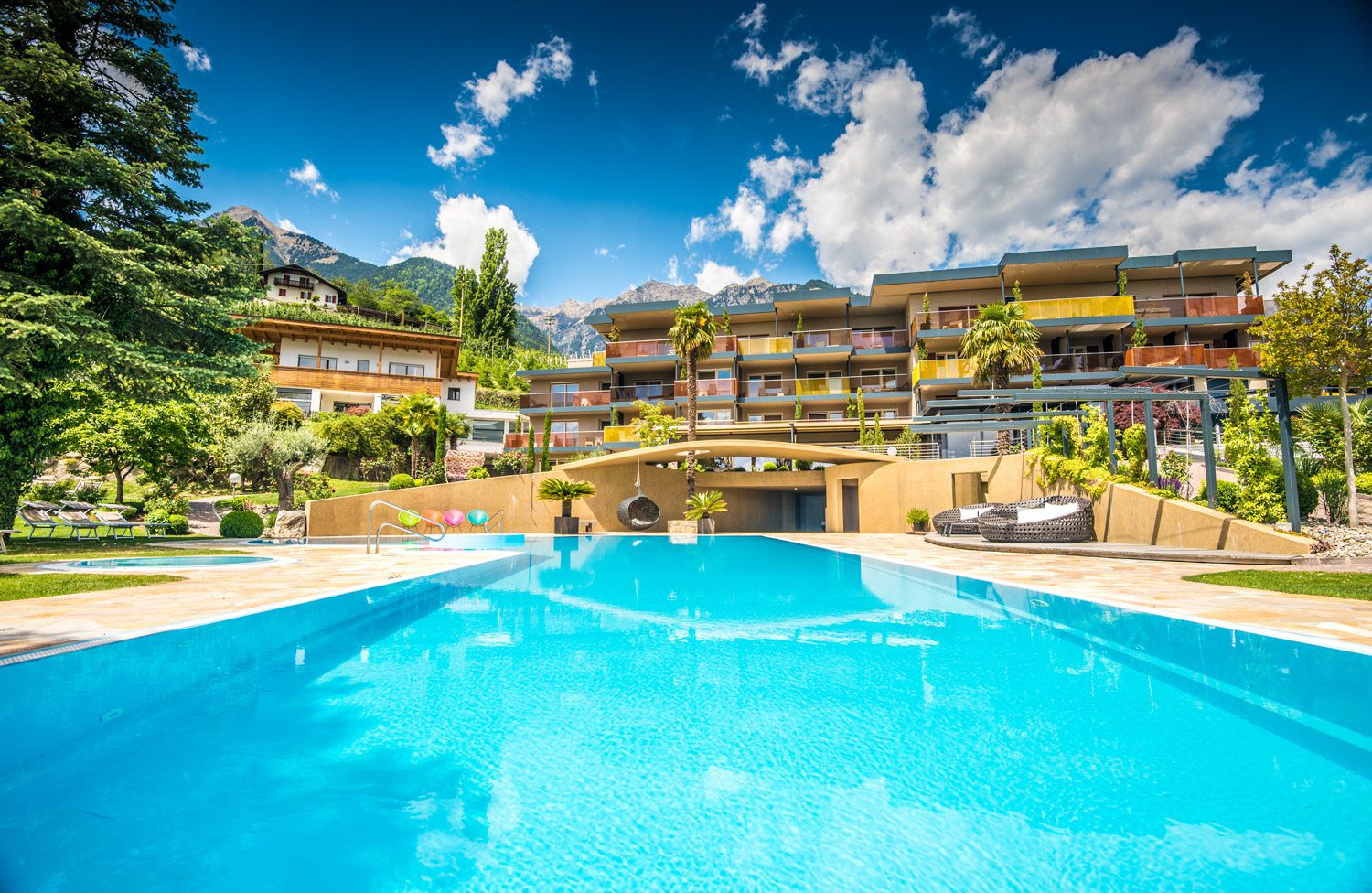 Außenaufnahme Pool, schönes Wetter und blauer Himmmel, Tourismusfotograf