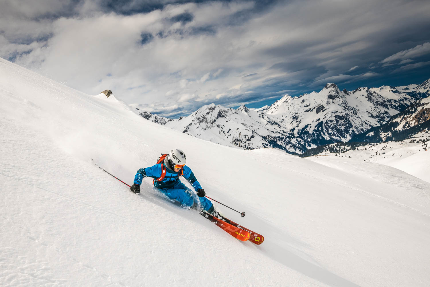 Skifahren im Tiefschnee, Bergpanorama