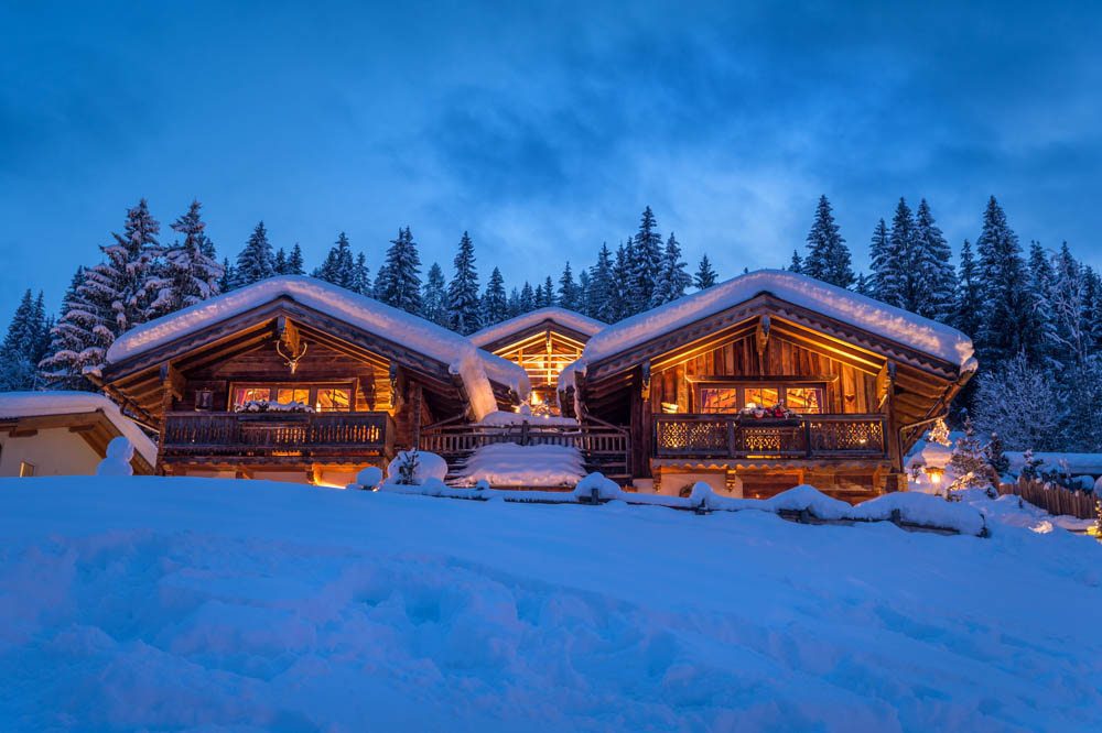 Außenaufnahmen bei Dämmerung der schneebedeckten Promi Alm, Werbefotos