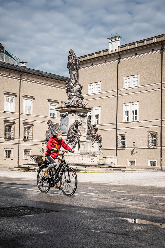 Salzburg, Frau mit Fahrrad, Denkmal