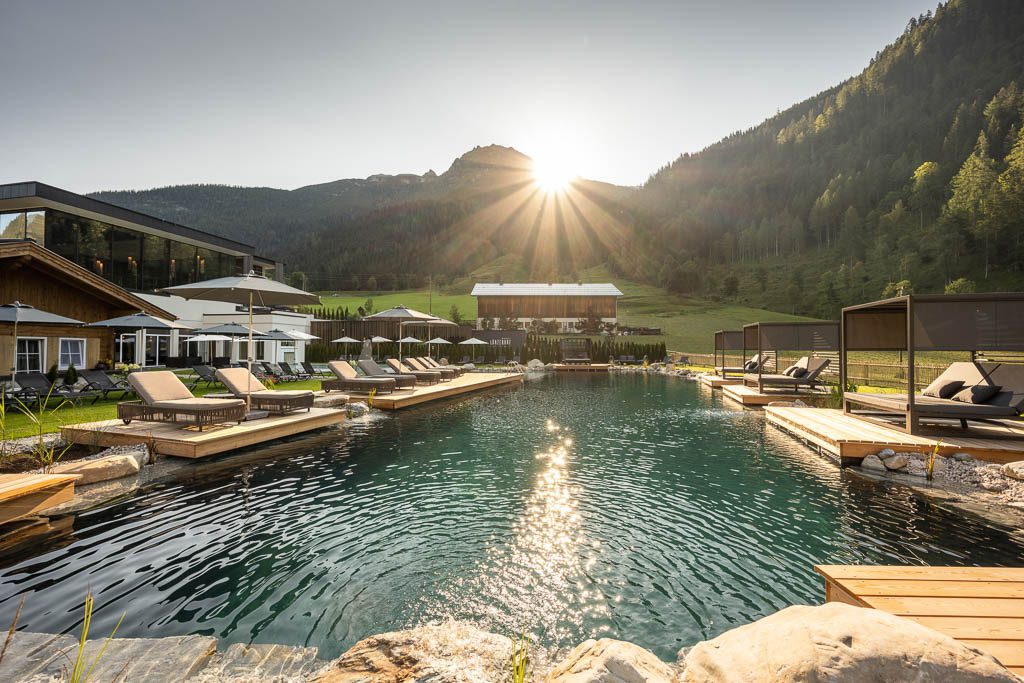 Lürzerhof Untertauern, Hotel Salzburg, Pool, Berge, Sonnenschein