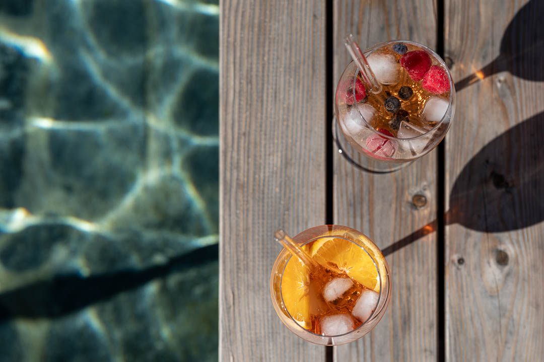 Erfrischende Getränke am Schwimmteich des Bergengut Großarl – Lifestyle- und Hotelfotografie von Lorenz Masser.
