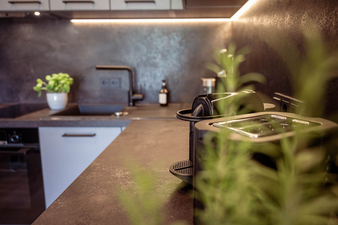 Innenaufnahme eines modern gestalteten Appartements im Bergengut Großarl, fotografiert vom Hotelfotografen Lorenz Masser.