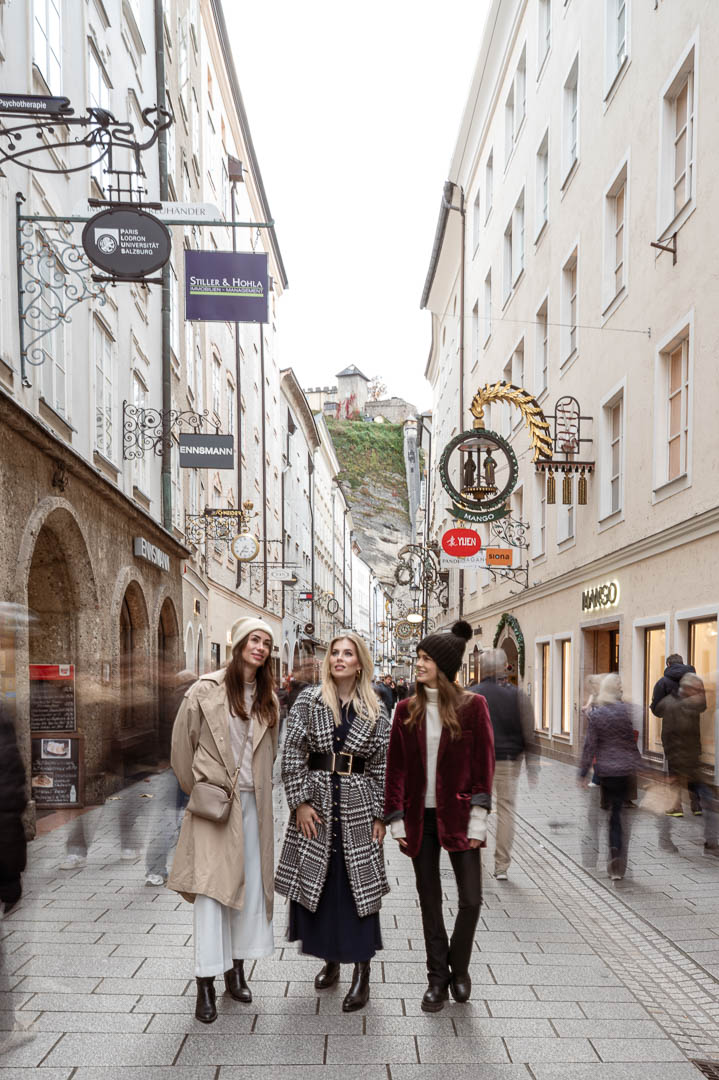 Langzeitbelichtung in der Getreidegasse, Model im Fokus, Passanten unscharf