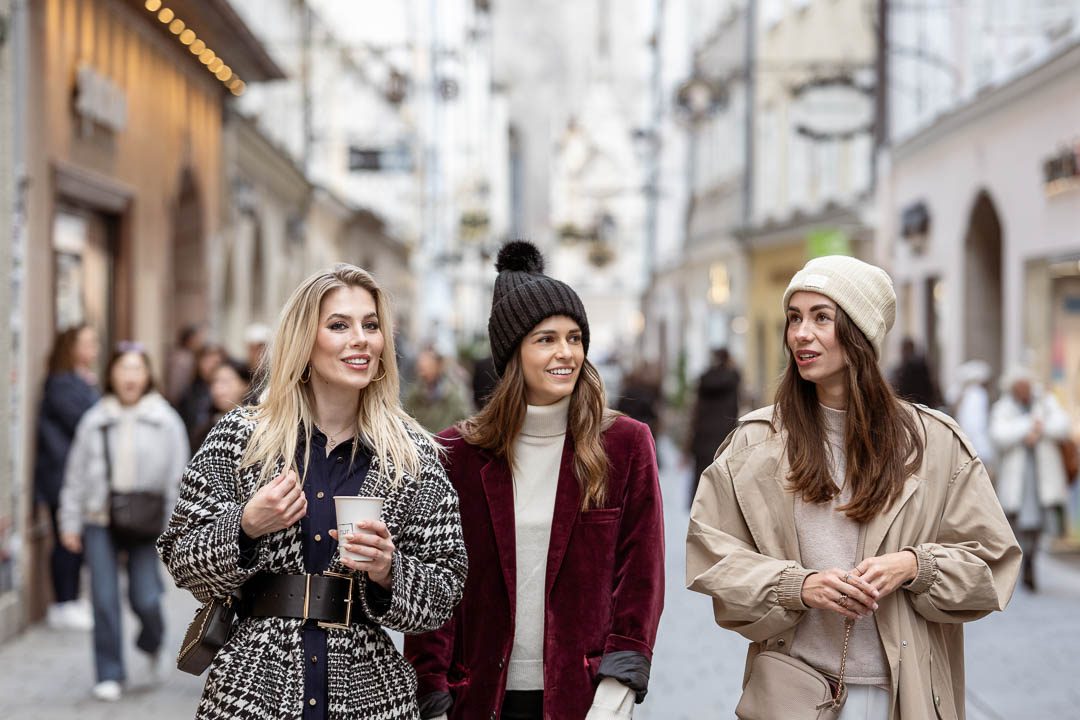 Models beim Window Shopping in der Getreidegasse in Salzburg