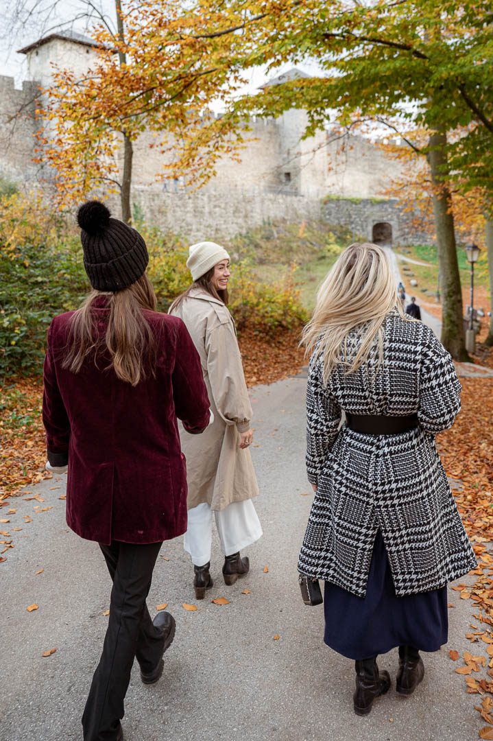Herbstlicher Spaziergang entlang am Mönchsberg während eines Content Shootings in Salzburg