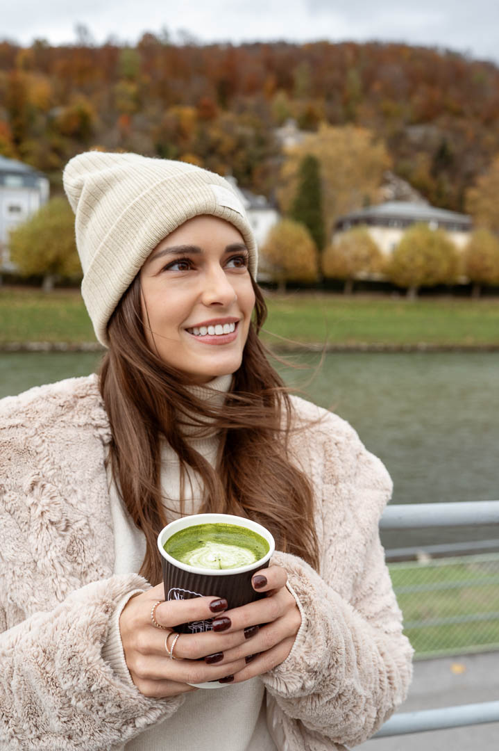 Model mit Chai Latte am Mozartsteg in Salzburg beim Content Shootin