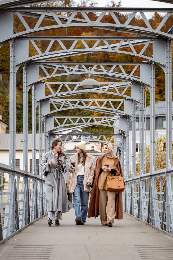 Models gehen über Mozartsteg in Salzburg beim Content Shooting