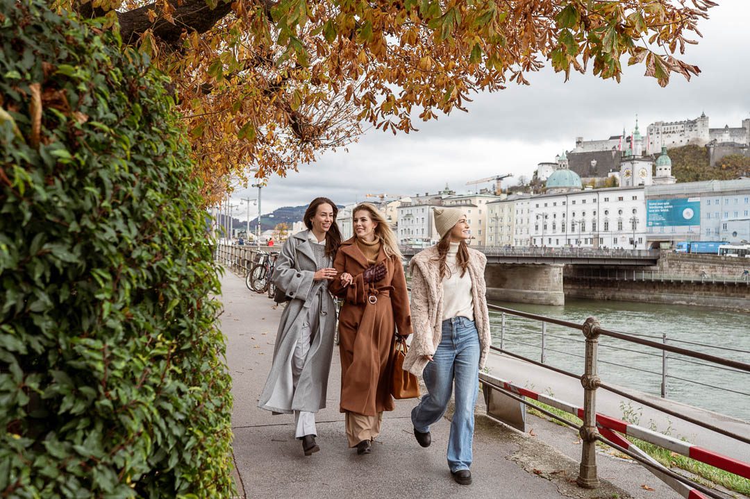 Herbstlicher Spaziergang entlang der Salzach während eines Content Shootings in Salzburg