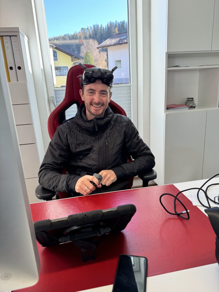 FPV Drohne beim Dreh im Autohaus Gell während eines One-Shot-Flugs durch die Werkstatt.